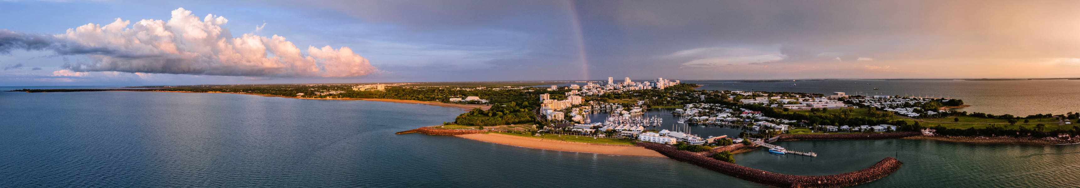 Regenbogen &uuml;ber der Stadt Darwin in Australien 