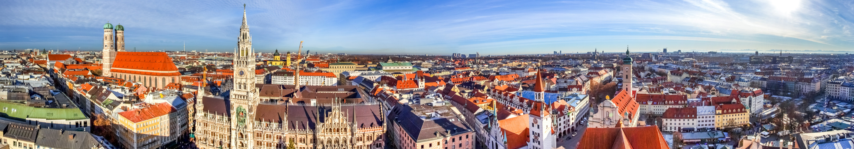 Panoramablick &uuml;ber die Stadt M&uuml;nchen mit Frauenkirche, Rathaus und Blick zu den Alpen, Bayern, Deutschland