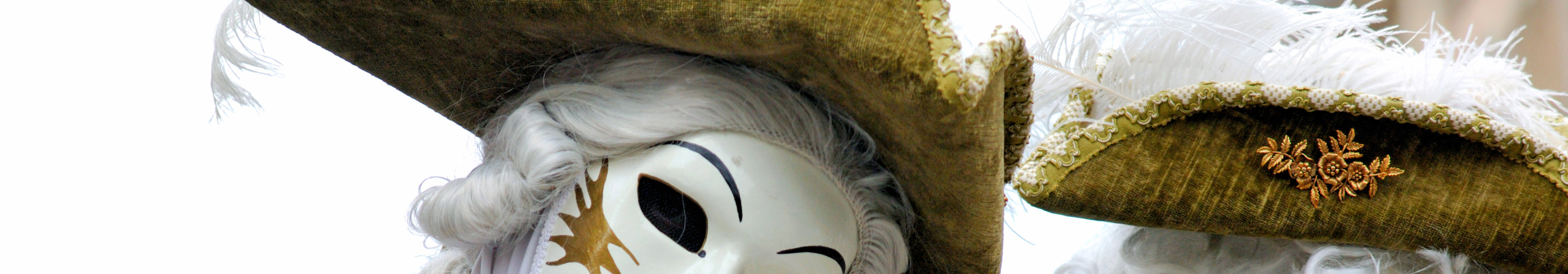 Personen mit wei&szlig;en Masken und gelben H&uuml;ten