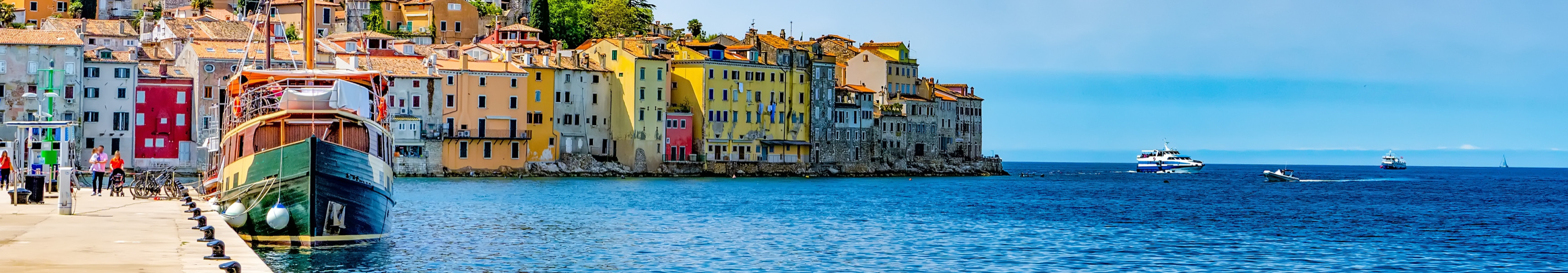 Altstadt von Rovinj in Kroatien mit bunten Häusern, Hafen und Kirchturm an der Adria