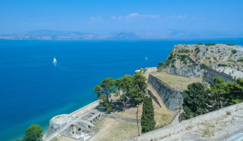 Festung auf Korfu mit Blick auf das blaue Meer.