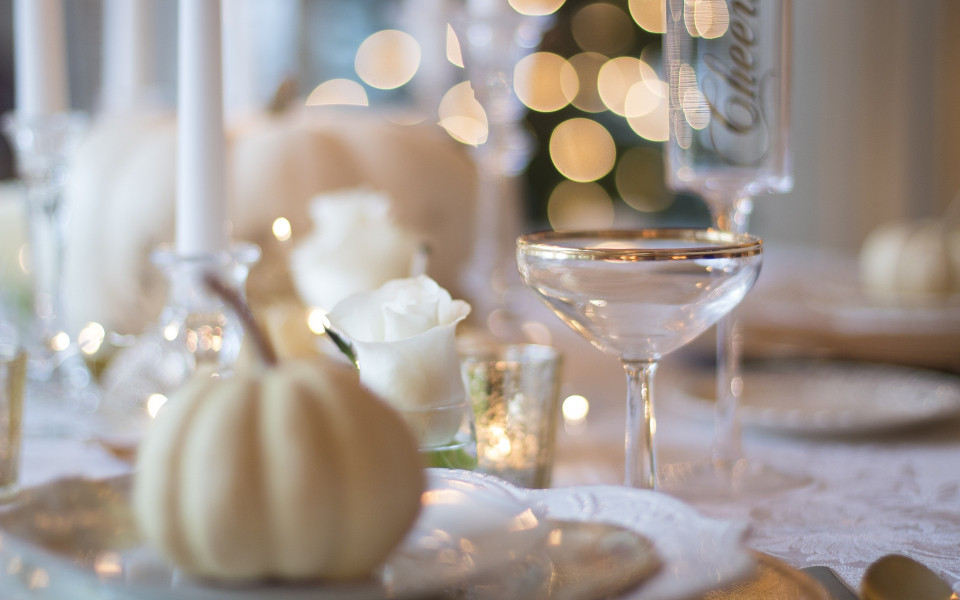 Gedeckter Tisch mit Gläsern