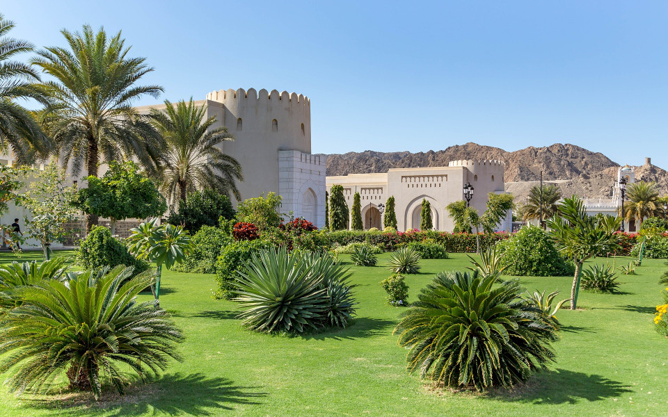Burgfestung mit Palmen
