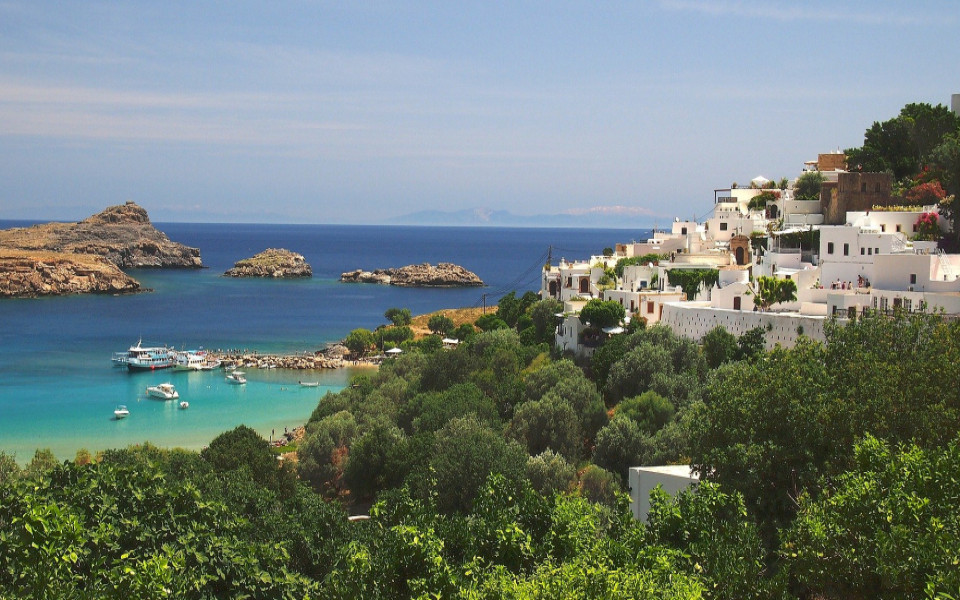K&uuml;ste der Insel Rhodos mit B&auml;umen und H&auml;usern