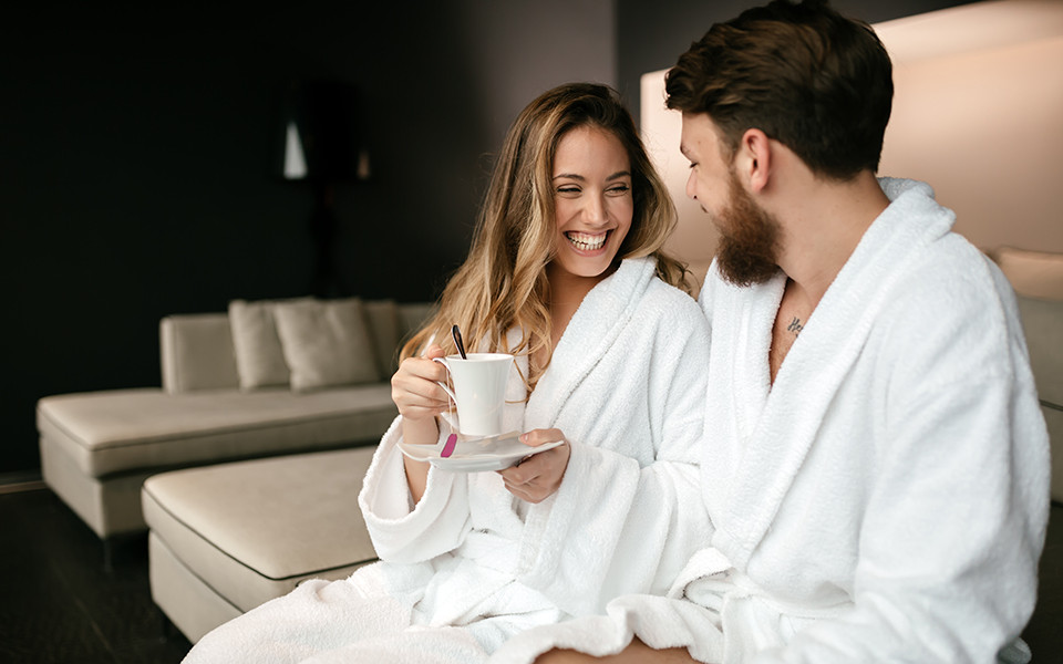 Glückliches Paar mit Bademantel in Budapest