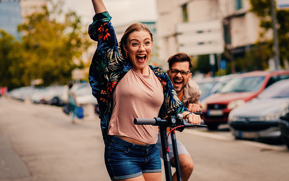 Paar auf e-Scooter in Berlin