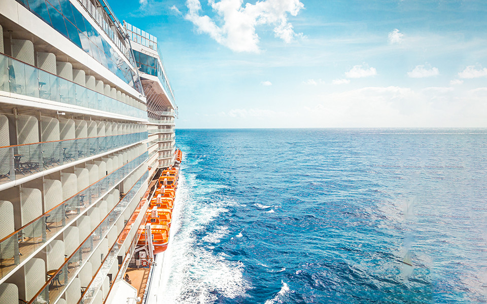Die perfekte Kabine f&uuml;r eine erste Kreuzfahrt bietet Balkone mit Blick auf das t&uuml;rkisfarbene Meer.