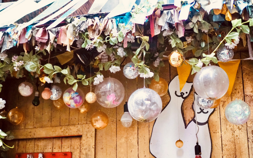 Marktstand in Hamburg mit Souveniers
