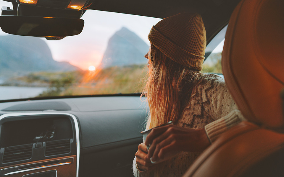 Frau im Auto in Valdres