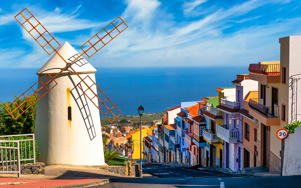 Urlaub auf Teneriffa: Windmühle mit bunten Häusern auf Teneriffa