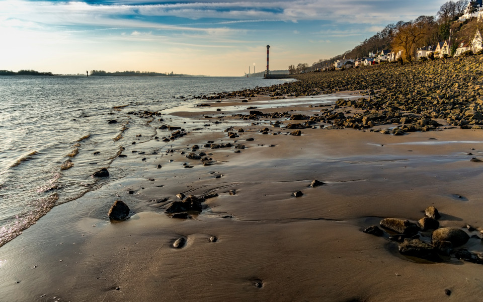 Elbstrand in Blankenese, einen echten Geheimtipp in Hamburg f&uuml;r Spazierg&auml;nge am Wasser.