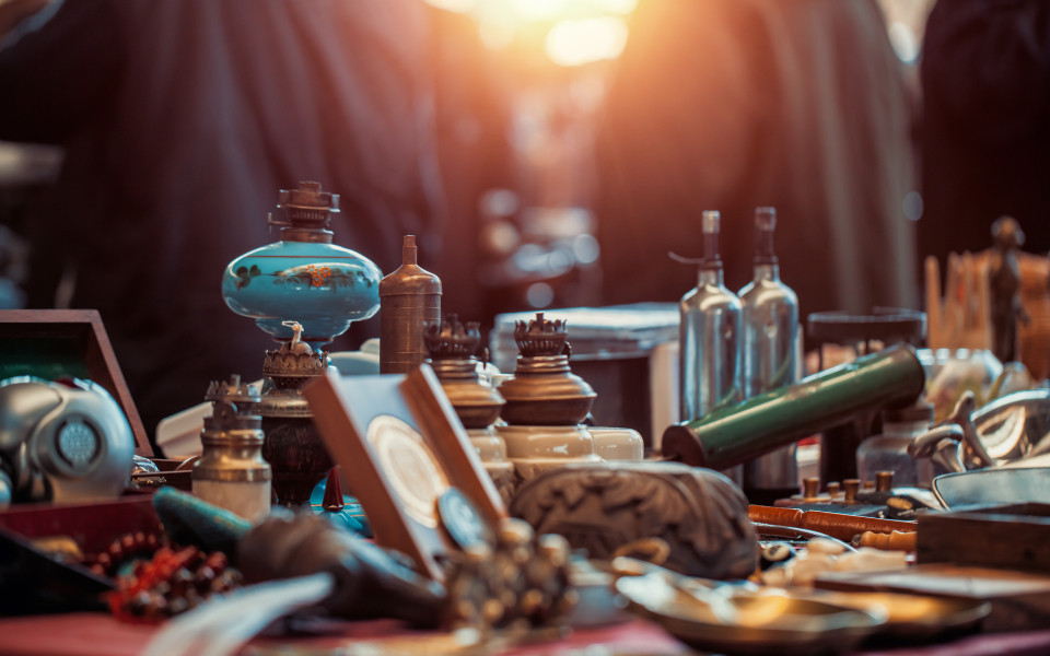 Menschen kaufen auf dem Antiquit&auml;tenbasar in Dublin, Antique Quarter, ein. 