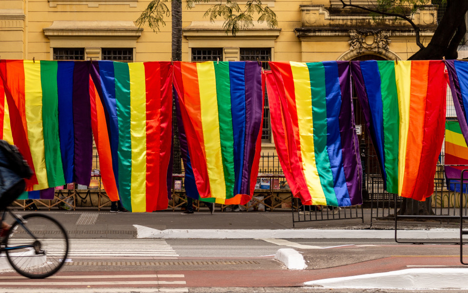 Regenbogenfahnen h&auml;ngen an der Avenida Paulista w&auml;hrend der LGBT Pride Parade in S&atilde;o Paulo, Brasilien.