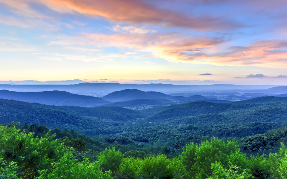 Die Weite des Shenandoah-Nationalpark in Virginia an der Ostk&uuml;ste der USA bei Sonnenuntergang 