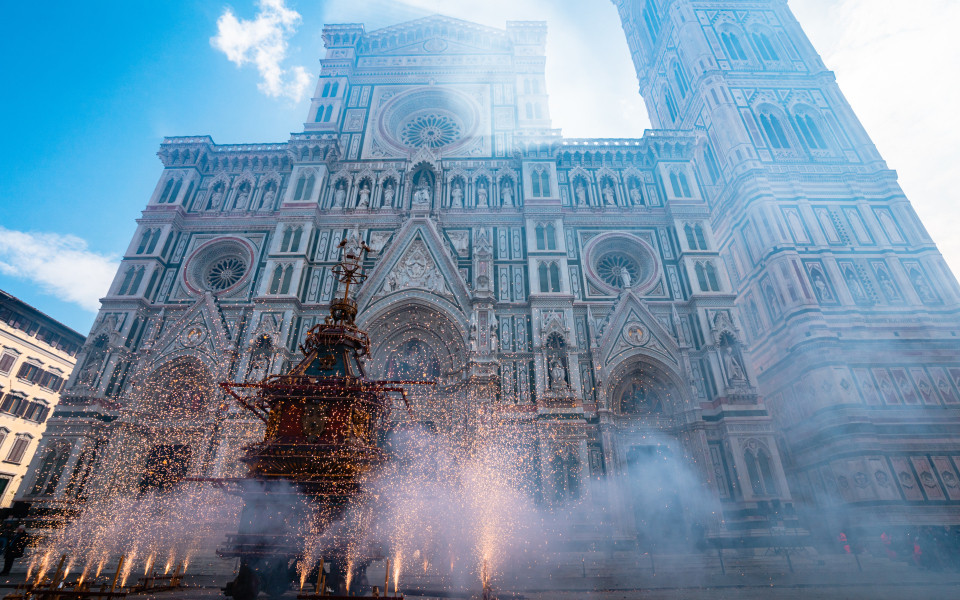 Feuerwerk rund um Brindellone Cart am Duomo, Scoppio Del Carro in Florenz w&auml;hrend des Scoppio del Carro