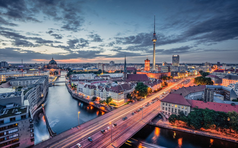 Blick auf das Berliner Stadtzentrum bei D&auml;mmerung mit dem Berliner Fernsehturm und der historischen Architektur entlang des Flusses Spree.