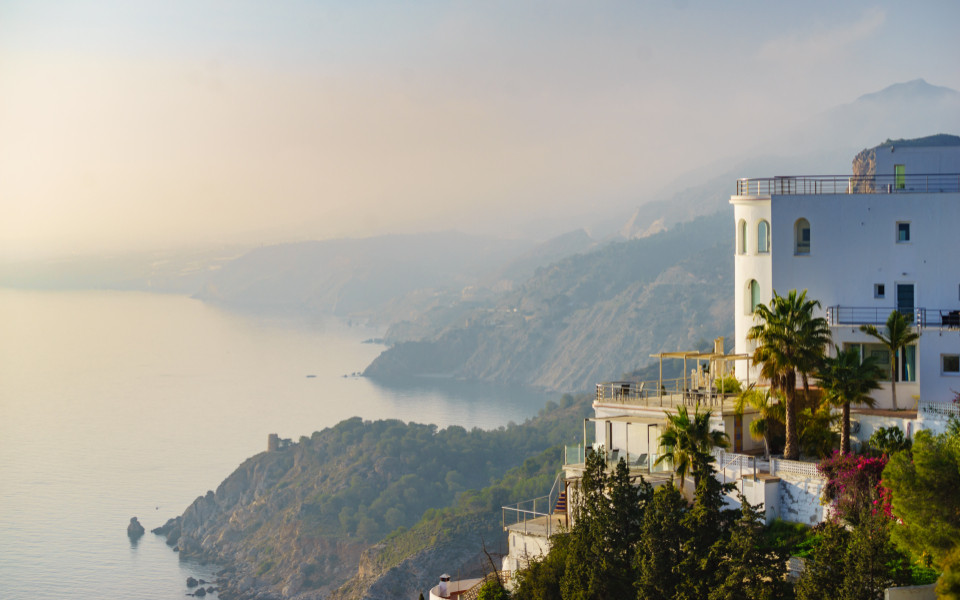 Klippenküste in Andalusien Spanien mit Hotels