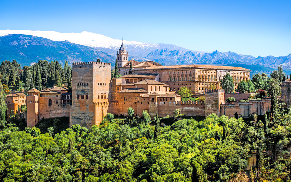 Luftaufnahme der wunderschönen Alhambra von Granada in Spanien