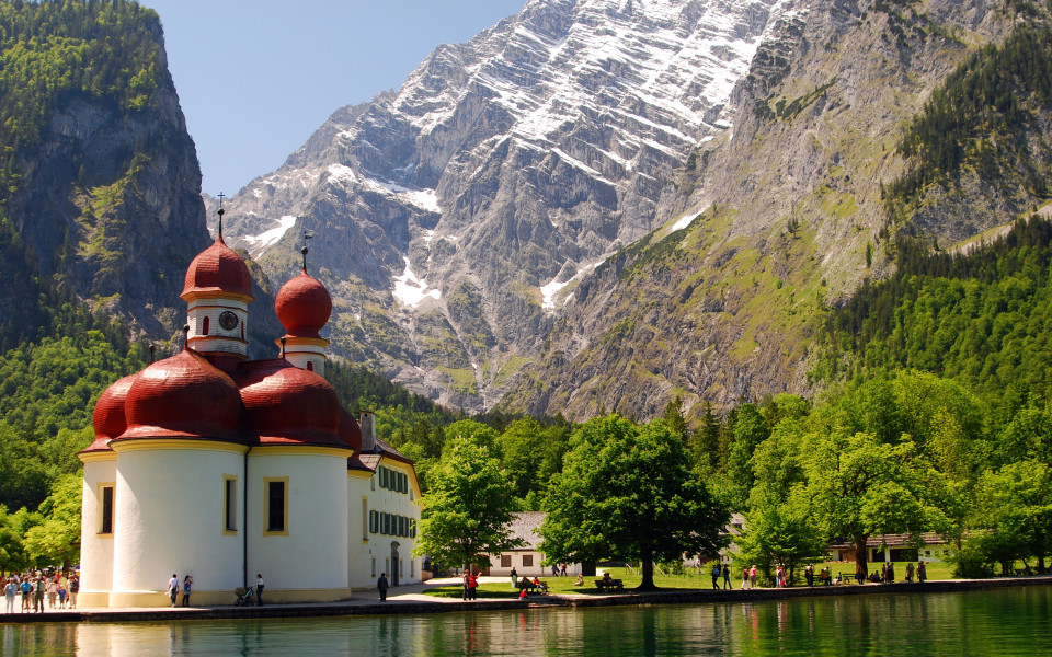 Die Kirche St. Bartholom&auml; am K&ouml;nigssee, umgeben von Alpen.