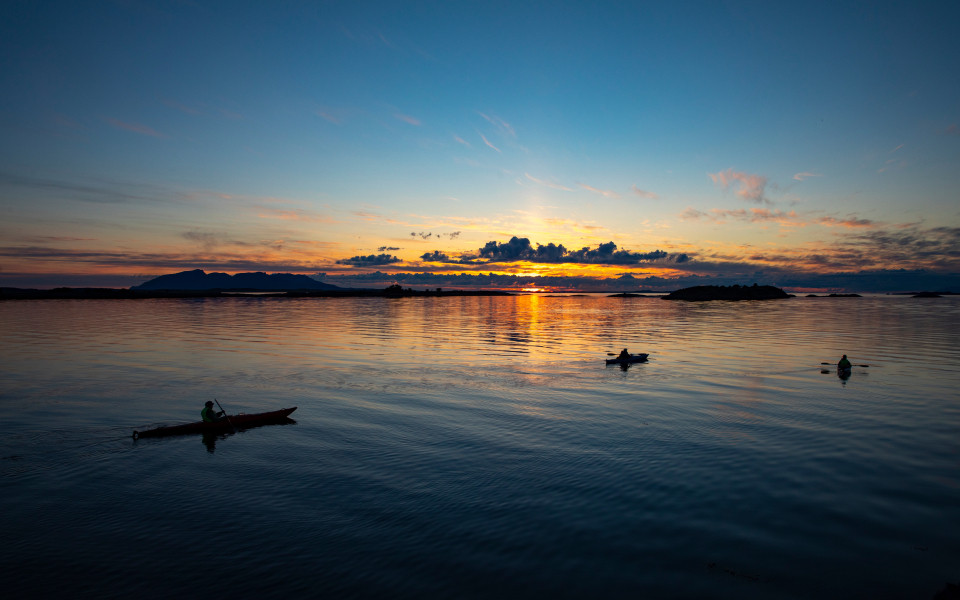 Kajakfahren in der Mitternachtssonne auf Helgeland in Nordnorwegen