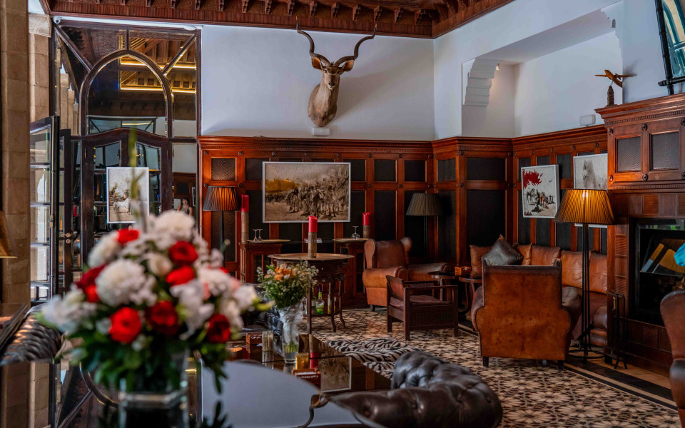 Eleganter Salon eines Riads in Essaouira mit kolonialem Flair.