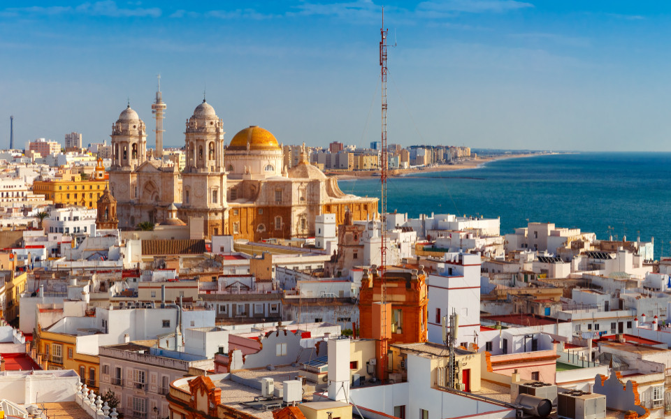 Luftaufnahme mit Panoramablick auf die D&auml;cher der Altstadt und die Kathedrale Santa Cruz am Morgen vom Turm Tavira in C&aacute;diz