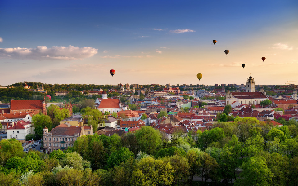 Wunderschönes Panorama der Altstadt von Vilnius mit Heißluftballons am Himmel