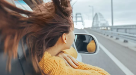 Brueckentagskalender-Frau-im-Auto-Roadtrip