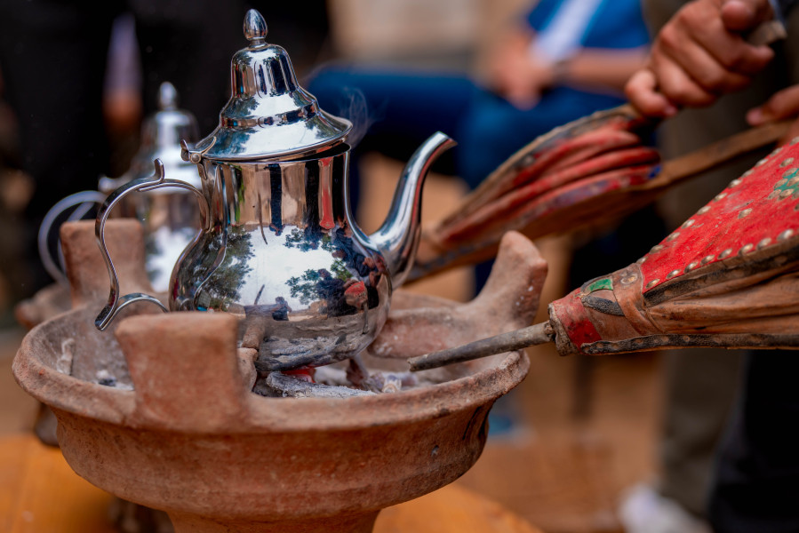 Kochen eines traditionellen Minztees / Copyright/Fotocredit: 